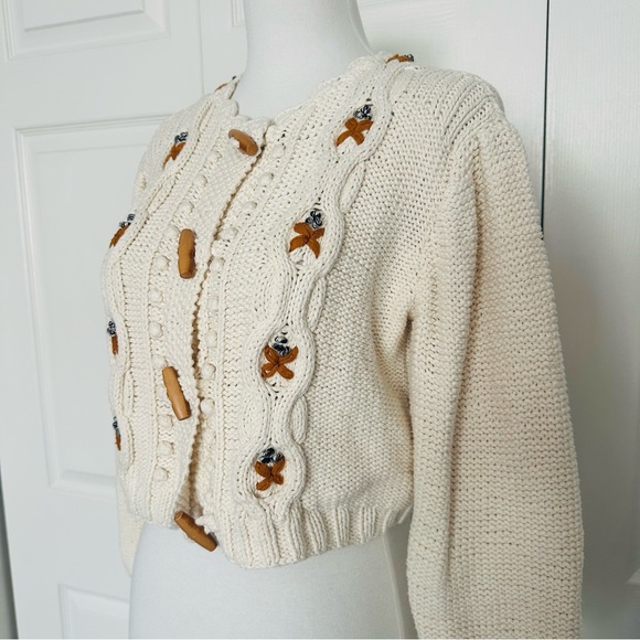Sessun tesoro cream cable crocheted style sweater cardigan with wooden buttons - Picture 10 of 11